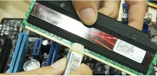 d- 用橡皮擦擦拭内存条金手指